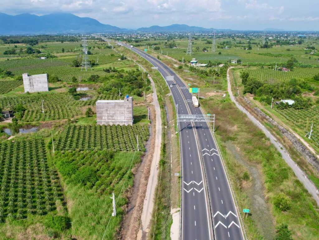 ong Thanh Dau Giay expressway on the way to Mui Ne