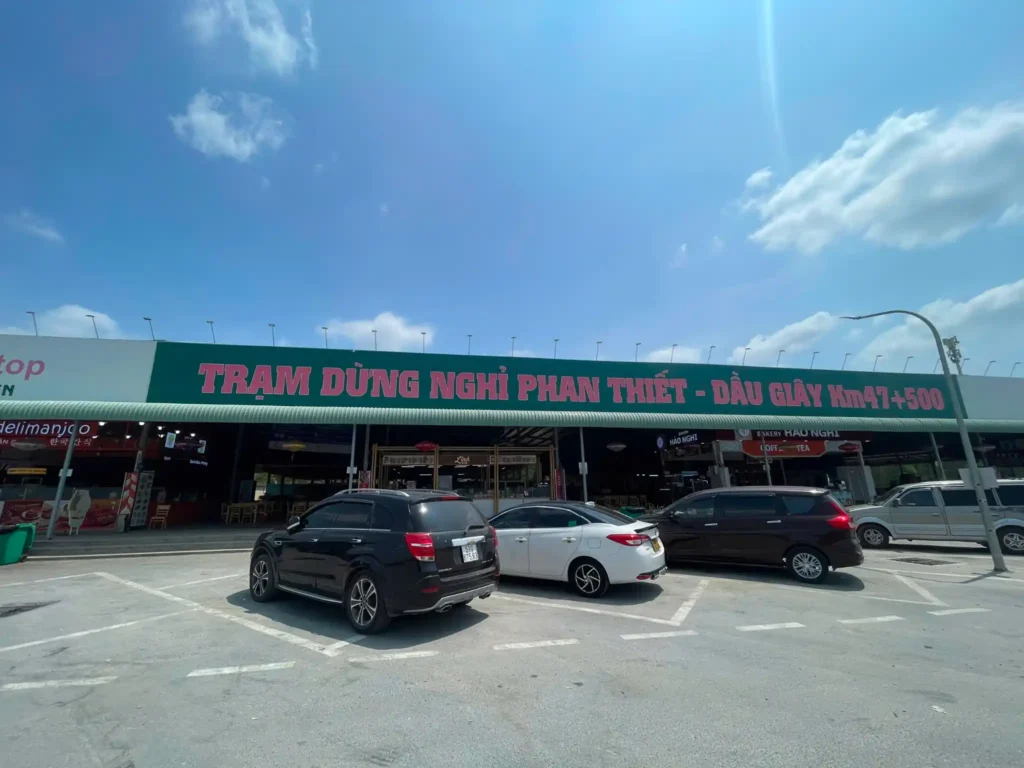 Rest stop on the Phan Thiet Dau Giay expressway between Ho Chi Minh City and Nha Trang